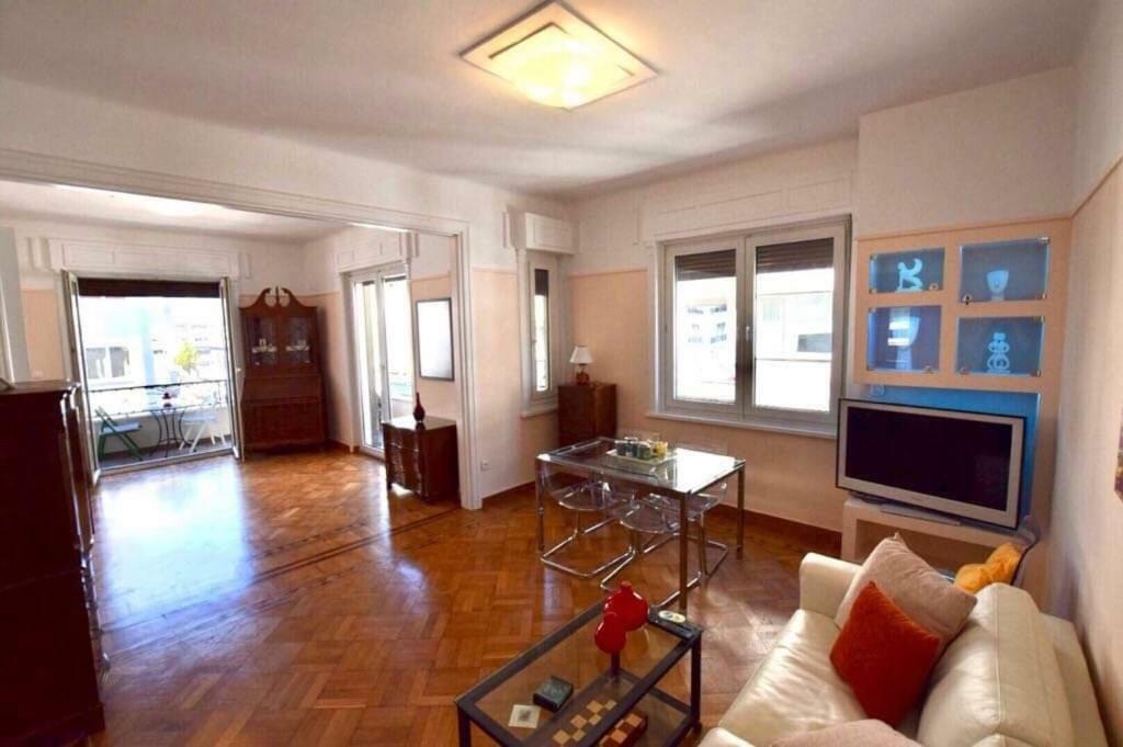 Spacious & Sunny Kolonaki 5 Mins Metro/acx3/1.5 Bt Apartment Athen